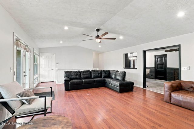 4525 Scottsville Rd, Floyds Knobs, IN 47119