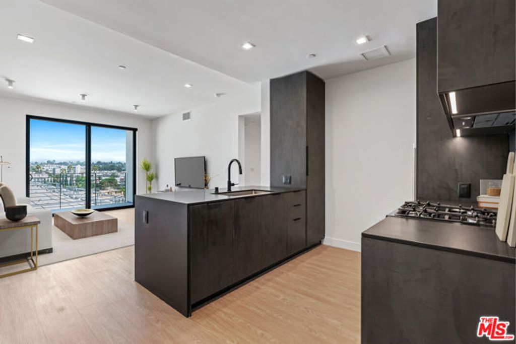 3688 Overland Avenue 401, Los Angeles, CA 90034
