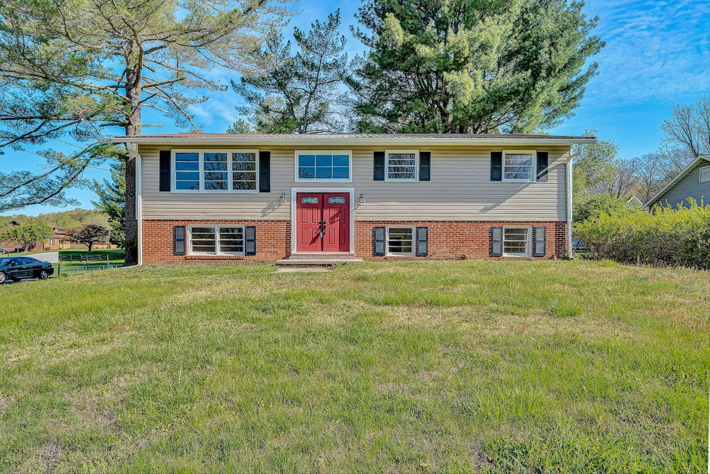 58 Lakeland CIR, Troutville, VA 24175