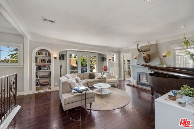 2146 Beachwood Terrace, Los Angeles, CA 90068