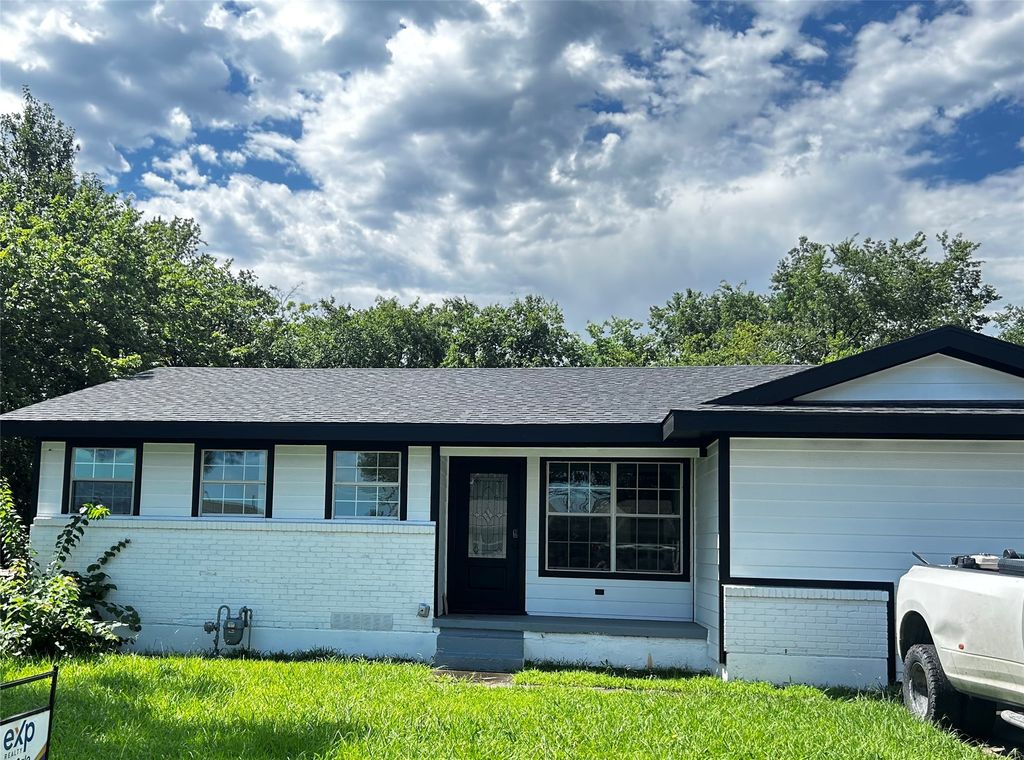 110 E Cunningham Street, Bonham, TX 75418