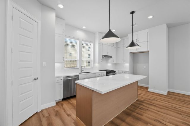 2704 Grand Fountains Drive H, Houston, TX 77054