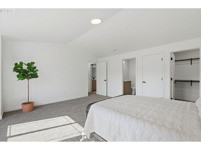 9827 N IVANHOE St, Portland, OR 97203