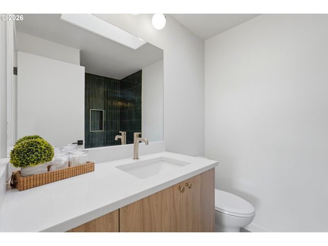 9827 N IVANHOE St, Portland, OR 97203