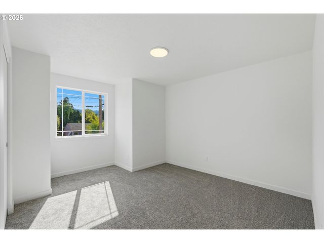 9827 N IVANHOE St, Portland, OR 97203