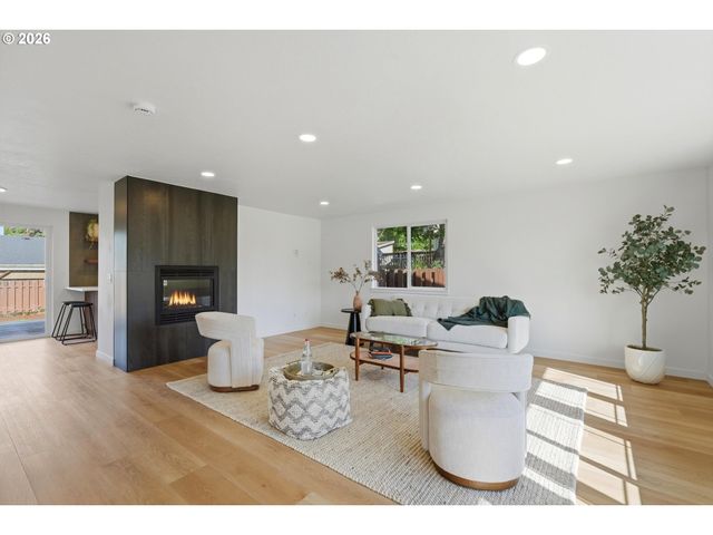 9827 N IVANHOE St, Portland, OR 97203