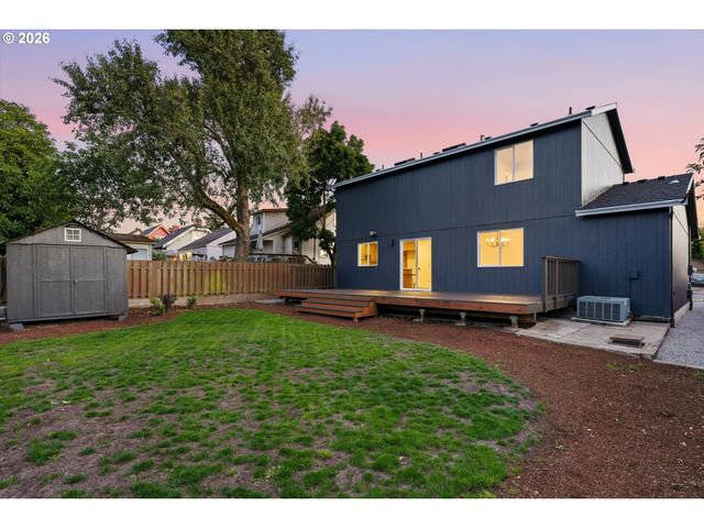 9827 N IVANHOE St, Portland, OR 97203