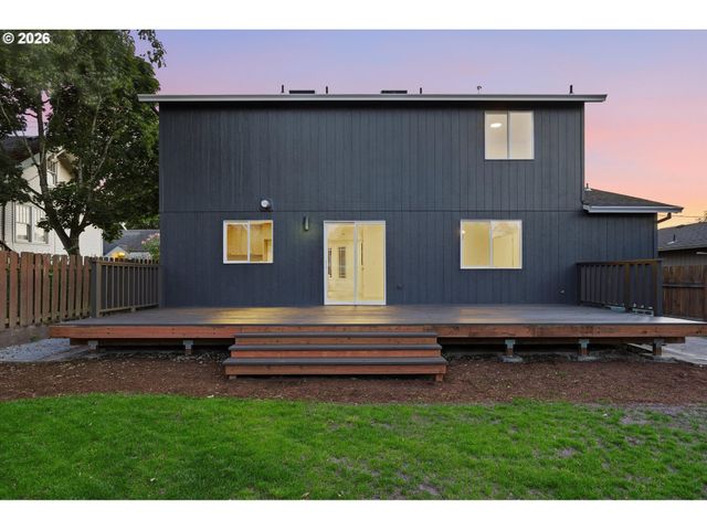 9827 N IVANHOE St, Portland, OR 97203