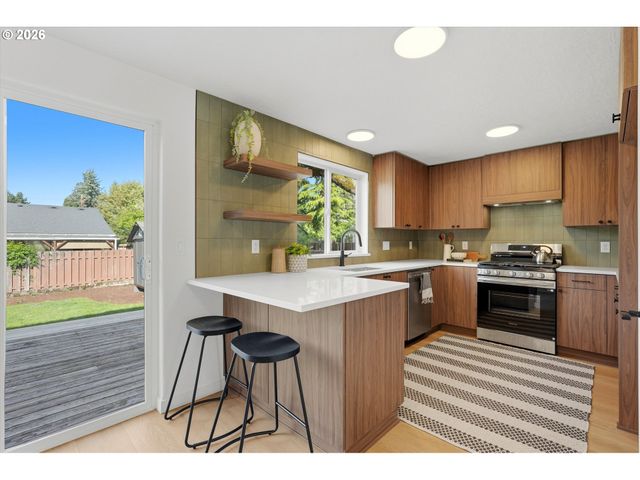 9827 N IVANHOE St, Portland, OR 97203