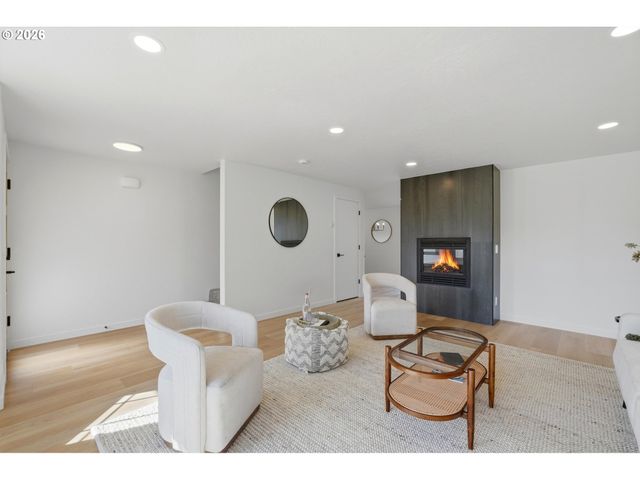 9827 N IVANHOE St, Portland, OR 97203