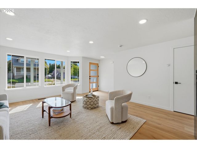 9827 N IVANHOE St, Portland, OR 97203