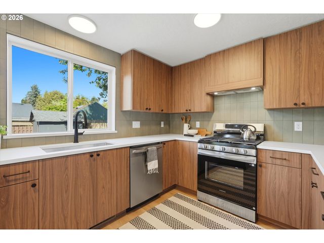 9827 N IVANHOE St, Portland, OR 97203