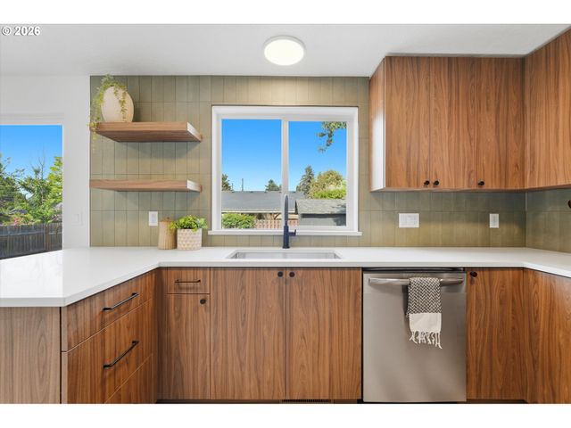 9827 N IVANHOE St, Portland, OR 97203