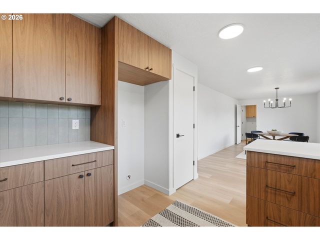 9827 N IVANHOE St, Portland, OR 97203