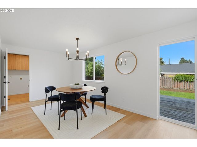 9827 N IVANHOE St, Portland, OR 97203