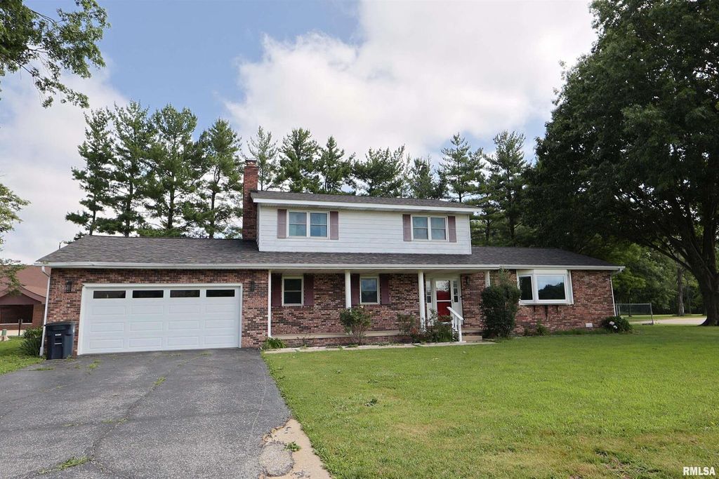 Image 1 of property listing at 102 HAWTHORNE, Salem, IL 62881