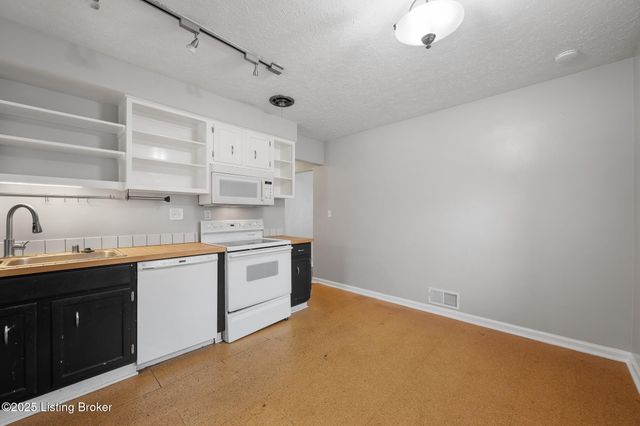 4227 Hillbrook Dr, Louisville, KY 40220