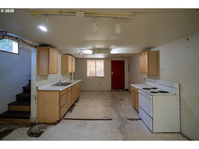 4725 Sw POMONA St, Portland, OR 97219