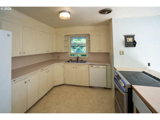 4725 Sw POMONA St, Portland, OR 97219