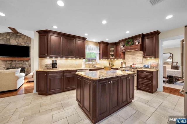 398 James Woods Court, New Milford, NJ 07646