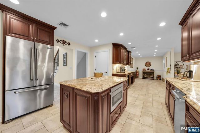 398 James Woods Court, New Milford, NJ 07646
