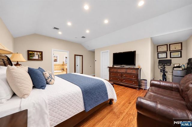 398 James Woods Court, New Milford, NJ 07646