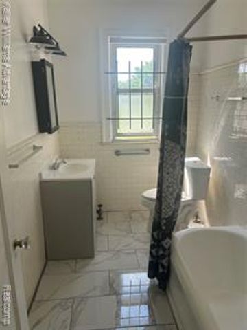 8627 Dexter Avenue, Detroit, MI 48206