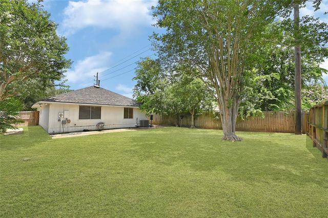 15811 Beechnut Street, Houston, TX 77083
