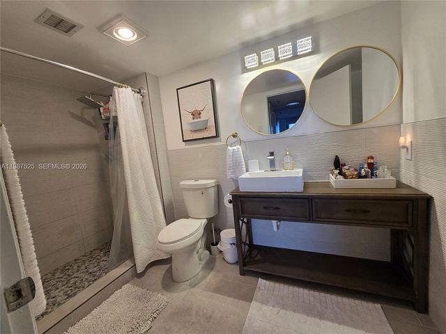 900 NE 195th St 709, Miami, FL 33179