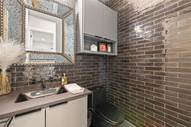5913 SW Bloomsbury Road, Bentonville, AR 72713