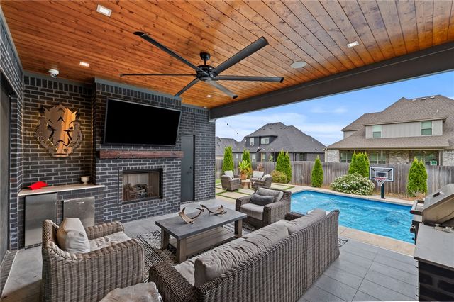 5913 SW Bloomsbury Road, Bentonville, AR 72713