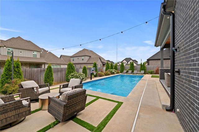 5913 SW Bloomsbury Road, Bentonville, AR 72713