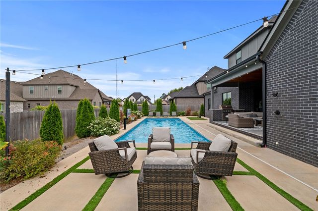 5913 SW Bloomsbury Road, Bentonville, AR 72713