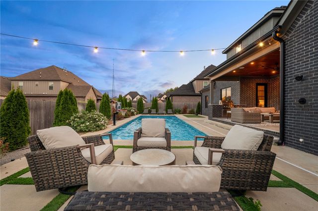 5913 SW Bloomsbury Road, Bentonville, AR 72713