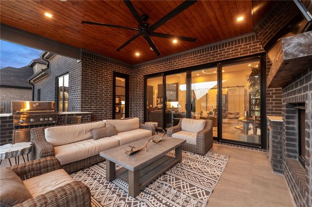 5913 SW Bloomsbury Road, Bentonville, AR 72713