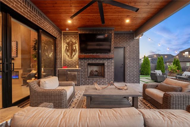 5913 SW Bloomsbury Road, Bentonville, AR 72713