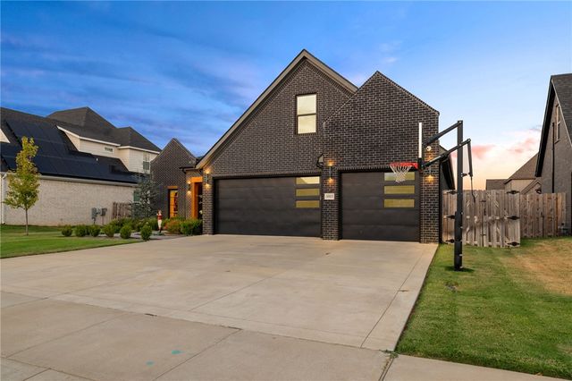 5913 SW Bloomsbury Road, Bentonville, AR 72713