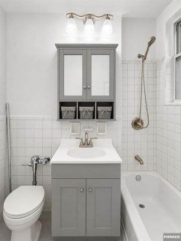 2160 Center Avenue 1J, Fort Lee, NJ 07024