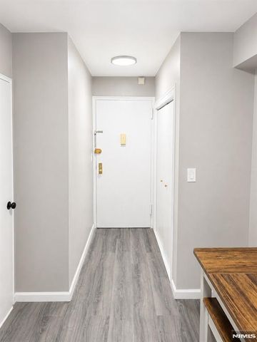 2160 Center Avenue 1J, Fort Lee, NJ 07024