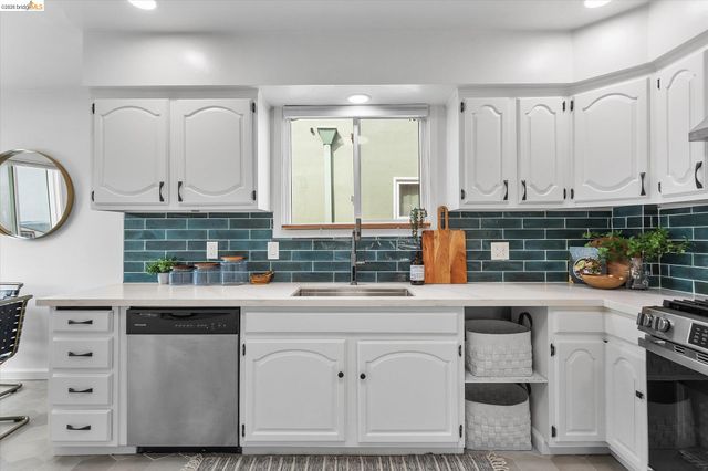 2739 Grande Vista Ave, Oakland, CA 94601