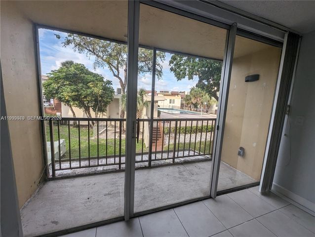 8810 Fontainebleau Blvd 201, Miami, FL 33172