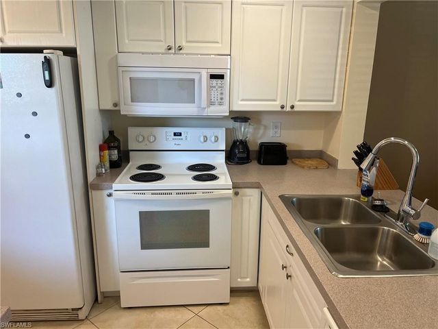 1085 Forest Lakes DR 8202, Naples, FL 34105