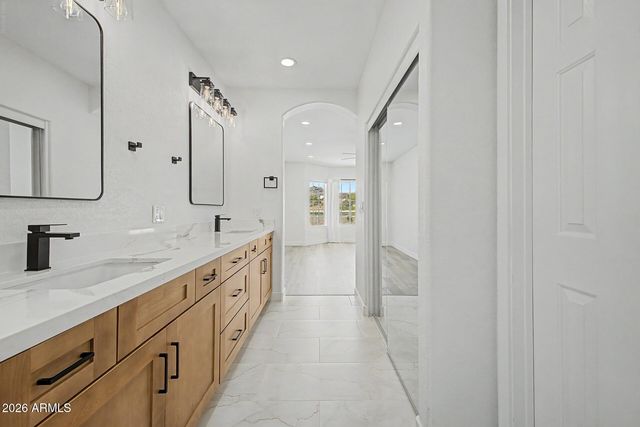1426 E AMBERWOOD Drive, Phoenix, AZ 85048