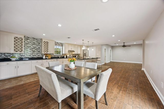 9203 Avenue G, Liverpool, TX 77577