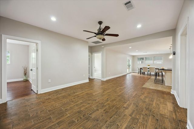 9203 Avenue G, Liverpool, TX 77577