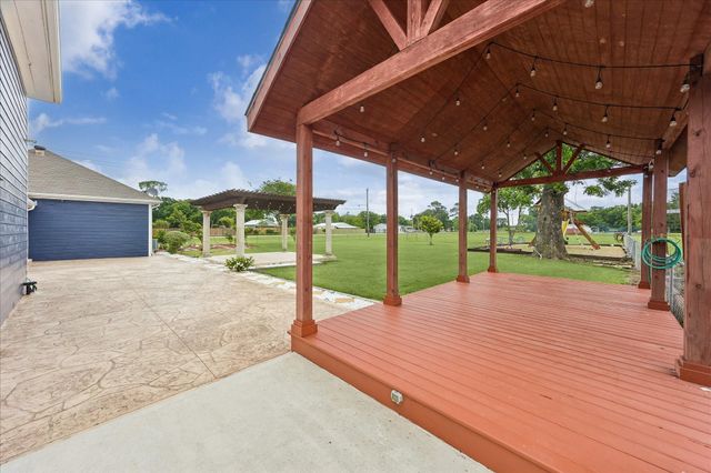 9203 Avenue G, Liverpool, TX 77577