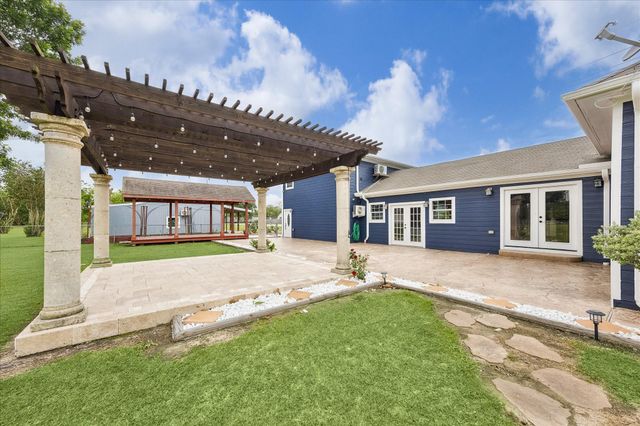 9203 Avenue G, Liverpool, TX 77577