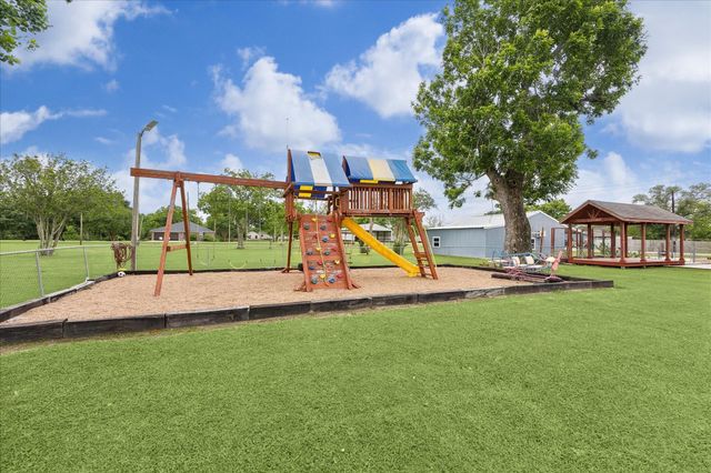 9203 Avenue G, Liverpool, TX 77577