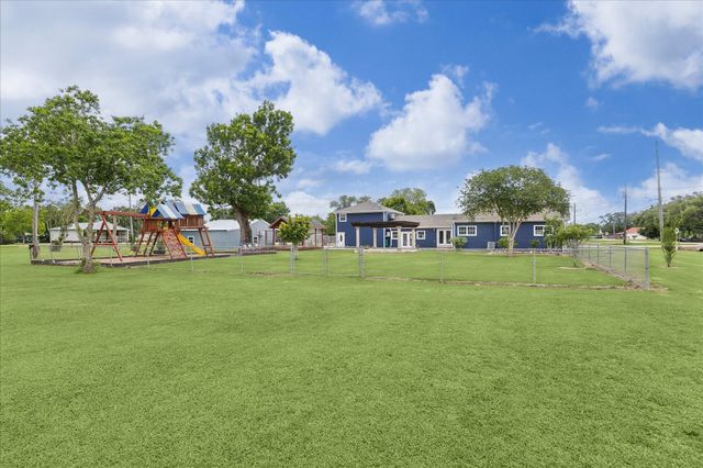9203 Avenue G, Liverpool, TX 77577
