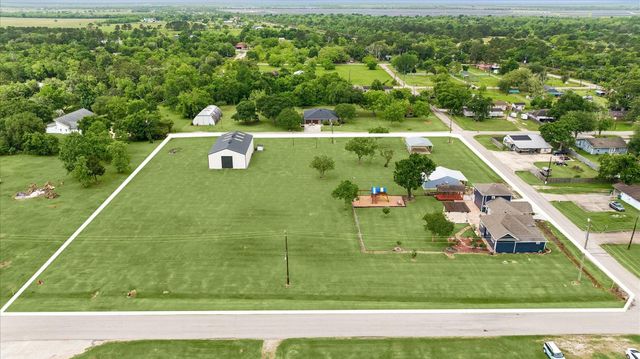 9203 Avenue G, Liverpool, TX 77577
